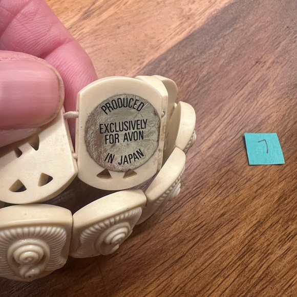 Avon Cream Carved Bracelet. Beautiful color and rare find. - Picture 8 of 11
